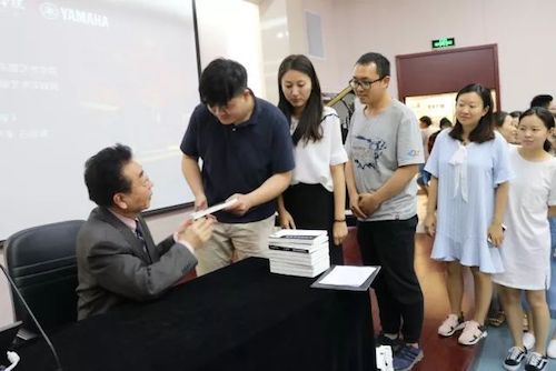 BG大游艺术家石叔诚与特邀艺术家顾平受邀于成都大学东盟艺术学院、音乐与舞蹈学院艺术实践周开展公开课